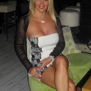 Fais le ménage, laisse ton ego Caroline - rencontre-Dominatrice-Le Mans